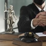 Aspectos legales a tener en cuenta al comprar propiedades: Importancia de un abogado especializado en operaciones inmobiliarias